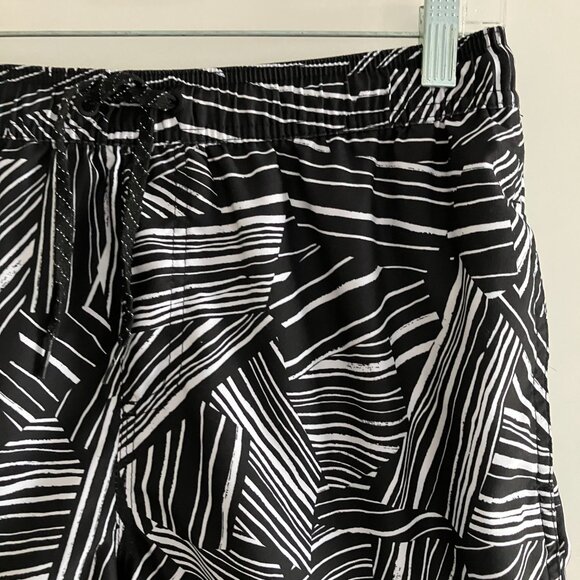 Quicksilver Mens Beach Volley Shorts Size Large 3 Pockets Retro Geometric Style. - Picture 4 of 13